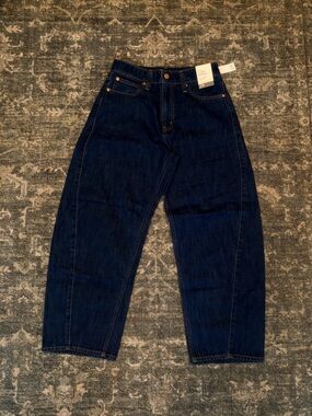 GAP - Women’s Curvy High Rise Barrel Jeans (Petite) *BRAND NEW*